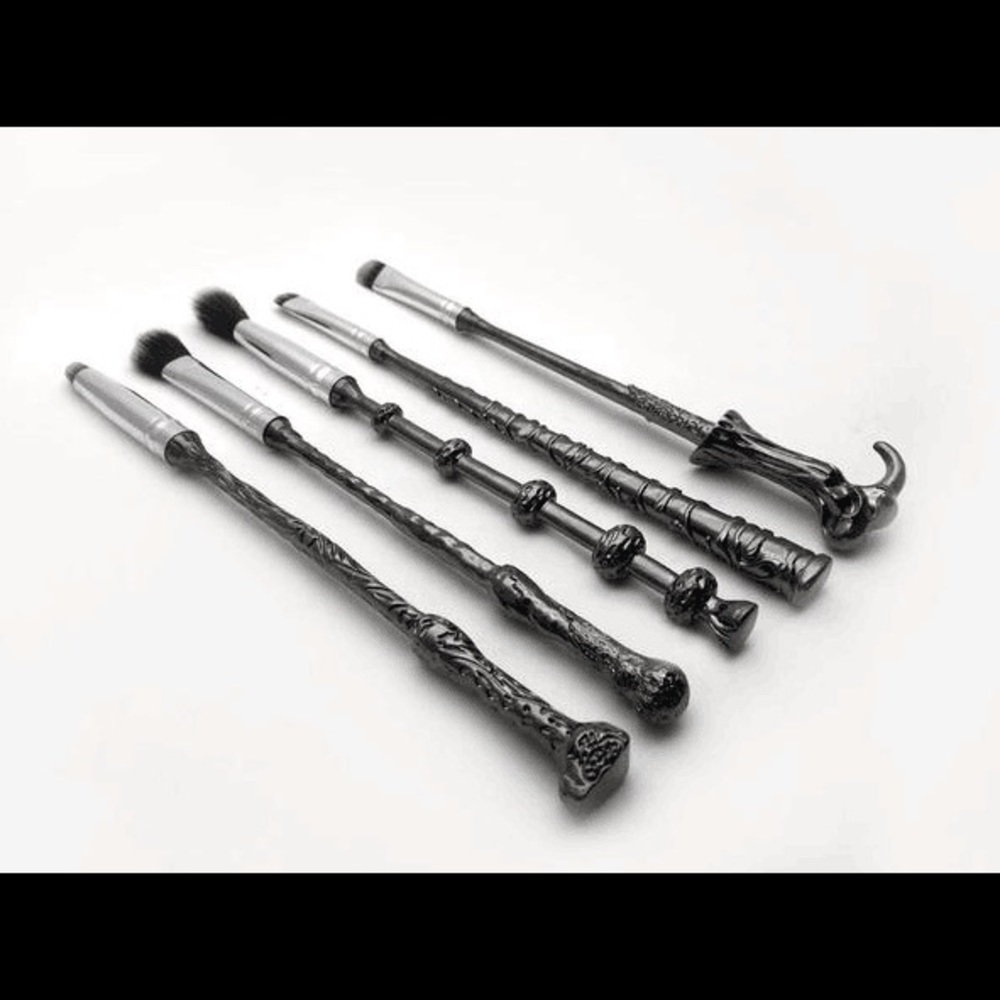 Harry Potter makeup brushes come with bag